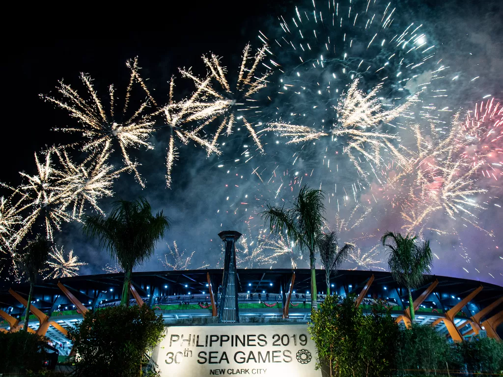 Suasana pesta kembang api saat penutupan SEA Games 2019 di Stadion Atletik New Clark City, Tarlac, Filipina, Rabu (11/12). ANTARA FOTO/Sigid Kurniawan