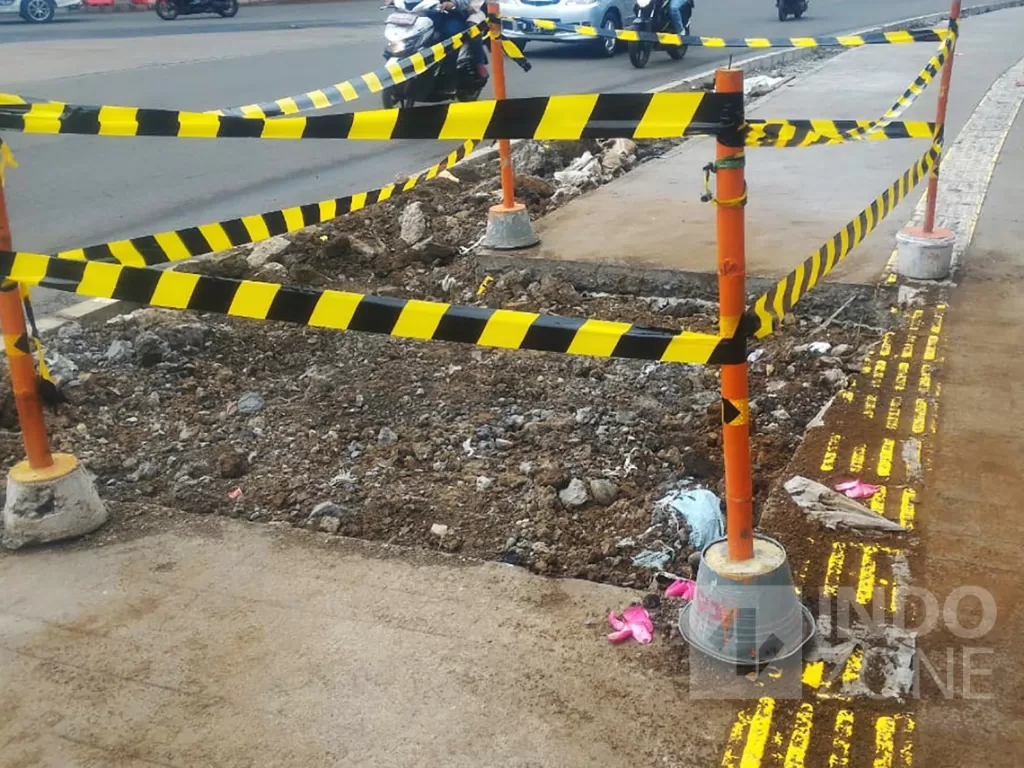 Trotoar yang dibongkar untuk manhole di depan Bioskop Metropol, Cikni (Indozone/Nani Suherni).