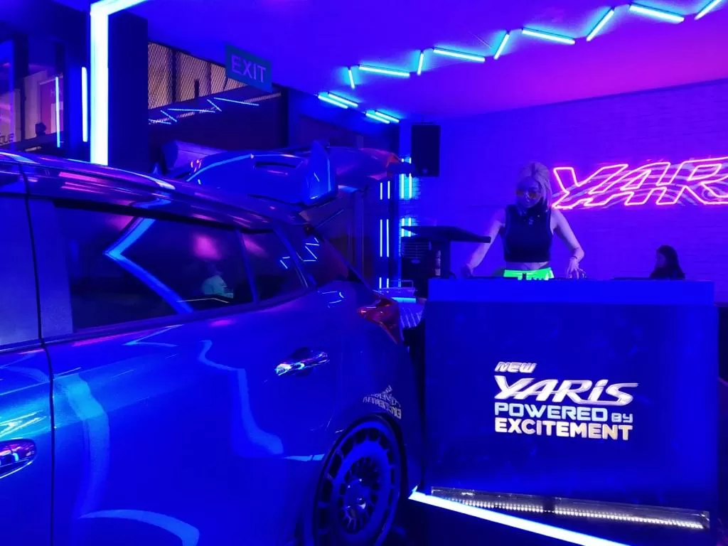 Salah satu DJ (Disc Jokey) tengah perform di Yaris X DWP Booth (Dok: Toyota)
