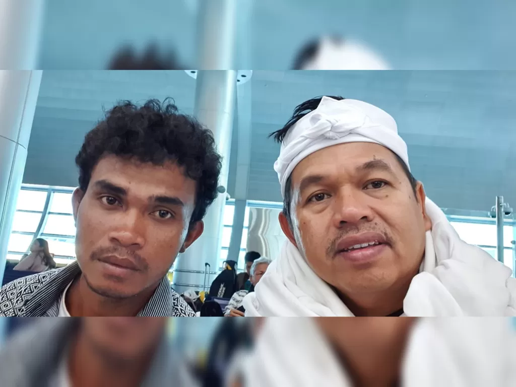 Wakil Ketua Komisi IV DPR RI, Dedi Mulyadi (kanan) dan Ahmad Yani, seorang TKI asal Labuan Bajo, Nusa Tenggara Timur. (Facebook/Kang Dedi Mulyadi)