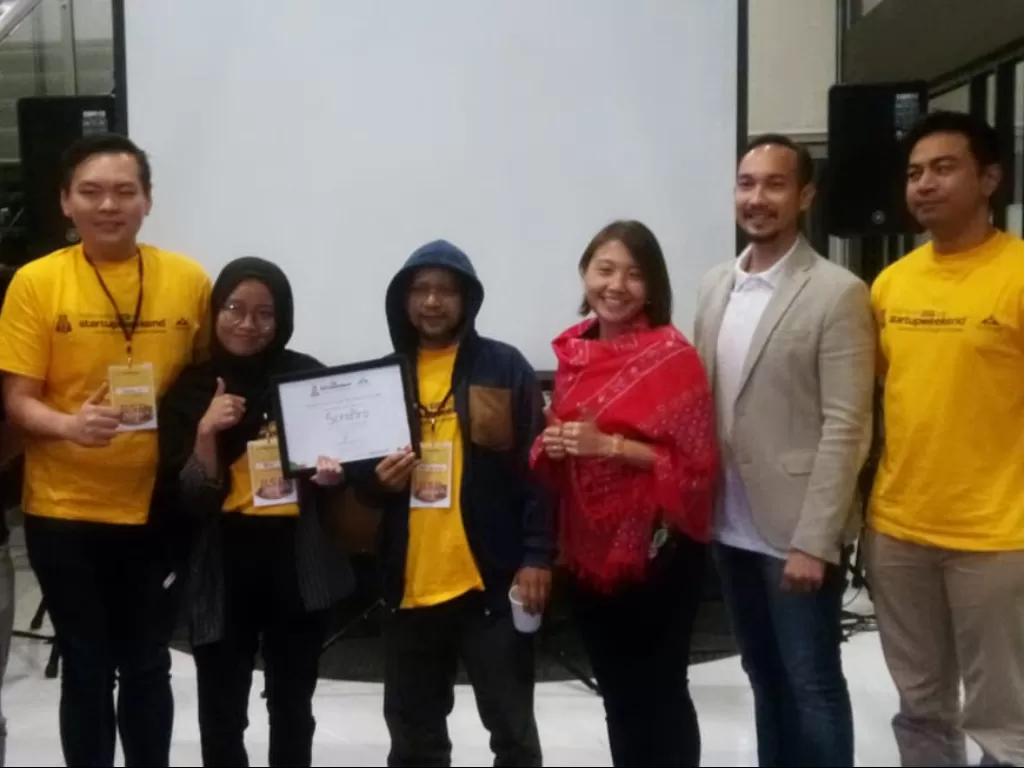 Pemenang startupweekend Indonesia (SWI) BSD dari ScraPiro berpose bersama para juri, (Indozone/Wilfridus Kolo)