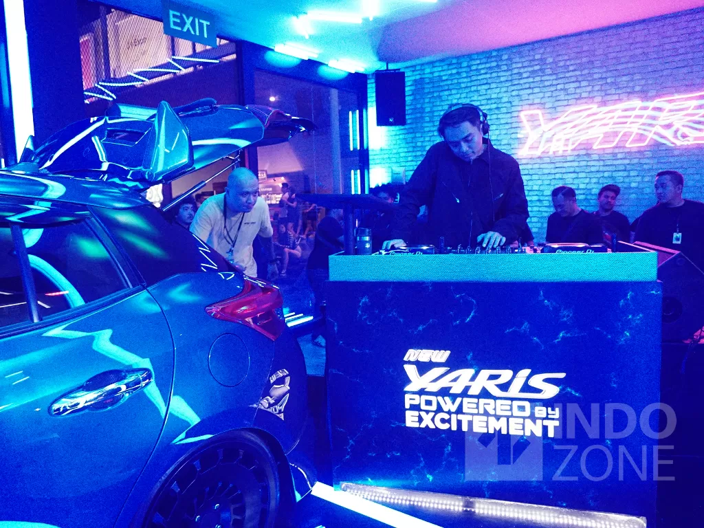 DJ Dipha Barus tampil di booth Toyota Yaris di acara Djakarta Warehouse Project 2019, di JIEXPO Kemayoran, Jakarta, Minggu (15/12). INDOZONE/Arya Manggala