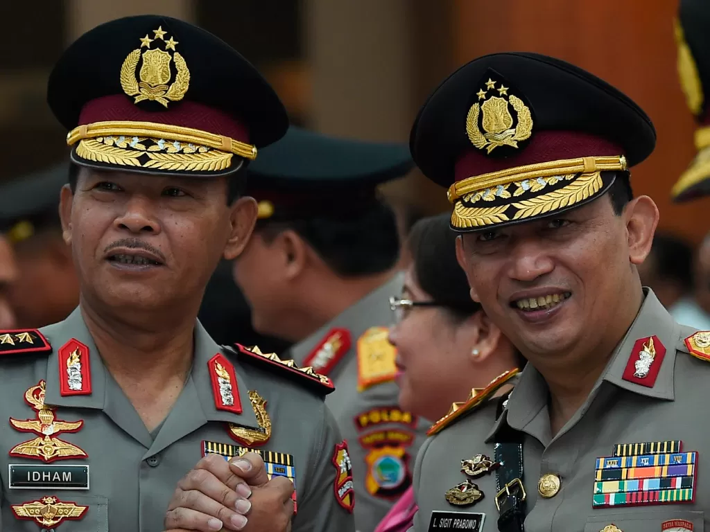 Kapolri Jenderal Pol Idham Azis (kiri) melakukan salam komando dengan Kabareskrim Polri Inspektur Jenderal Pol Listyo Sigit Prabowo (kanan). (Antara/Nova Wahyudi)