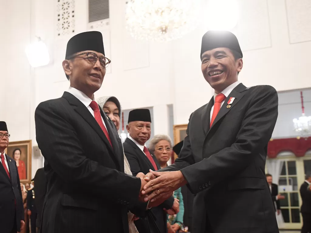 Presiden Joko Widodo (kanan) berjabat tangan dengan Ketua Dewan Pertimbangan Presiden (Wantimpres) Wiranto (kiri) usai pelantikan di Istana Merdeka, Jakarta, Jumat (13/12). (Antara/Akbar Nugroho Gumay)