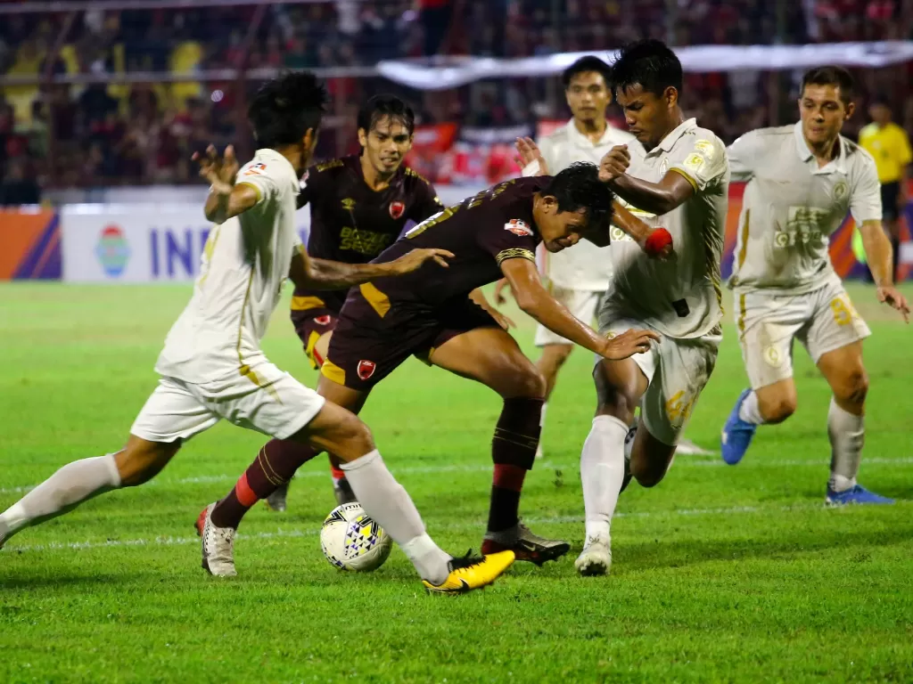 Presiden Joko Widodo berharap kompetisi Liga Indonesia bisa dibenahi menjadi lebih baik lagi. (Antara/Abriawan Abhe)