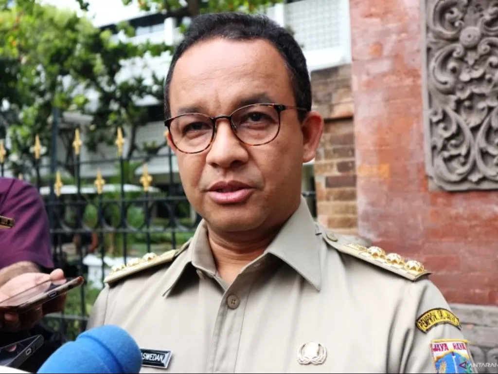Gubernur DKI Jakarta, Anies Baswedan, memecat Lurah Jelambar akibat kasus pegawai honorer DKI Jakarta masuk got (Antara/Desca Lidya Natalia).