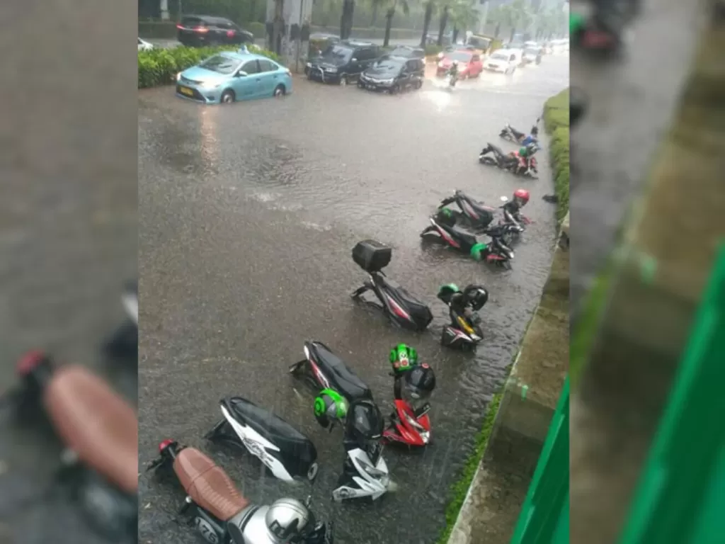 Beberapa sepeda motor yang terendam banjir di depan Plaza Senayan, Jalan Asia Afrika sore tadi (Twitter/@TMCPoldaMetro)