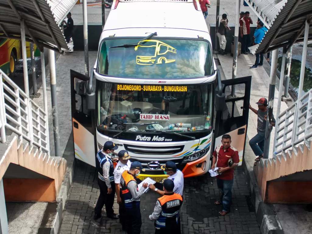  Petugas memeriksa surat kelengkapan kendaraan angkutan bus dalam Inspeksi Keselamatan Lalu Lintas dan Angkutan Jalan (LLAJ) di Terminal Bungurasih, Sidoarjo, Jawa Timur, Selasa (17/12/2019). ANTARA FOTO/Umarul Faruq