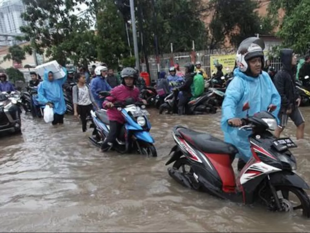 Motor mogok karena menerabas banjir. (Dok.TMC Polda Metro Jaya)