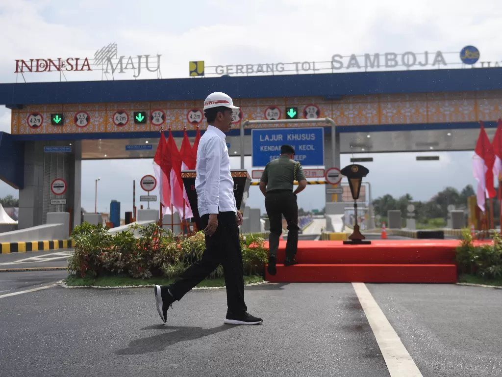  Presiden Joko Widodo meresmikan Jalan Tol Balikpapan-Samarinda seksi 2,3 dan 4 di Samboja, Kutai Kartanegara, Kalimantan Timur, Selasa (17/12/2019). ANTARA FOTO/Akbar Nugroho Gumay