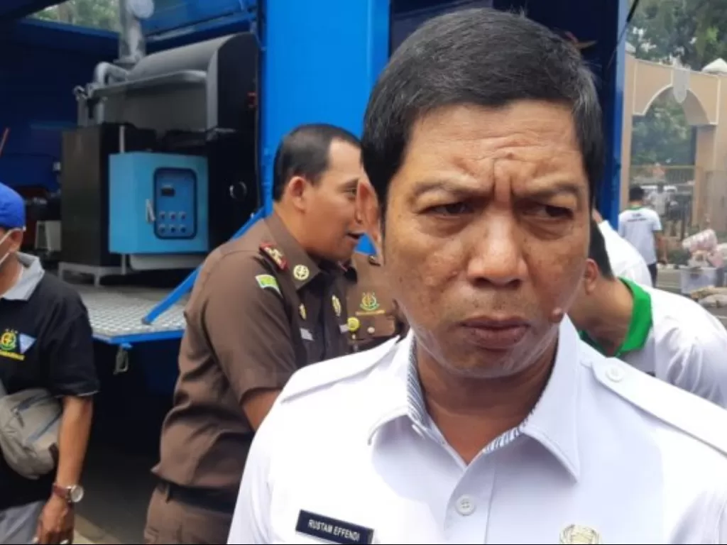 Wali Kota Jakarta Barat, Rustam Effendi, mengungkapkan pengganti Agung Tri Atmojo yang dicopot dari jabatan Lurah Jelambar. (Antara/Devi Nindy)
