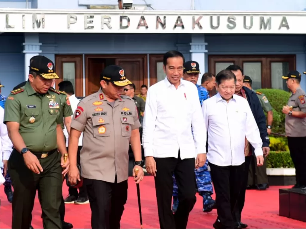 Presiden Joko Widodo saat akan berangkat ke Kalimantan Timur, Selasa (17/12). (Sekretariat Presiden).