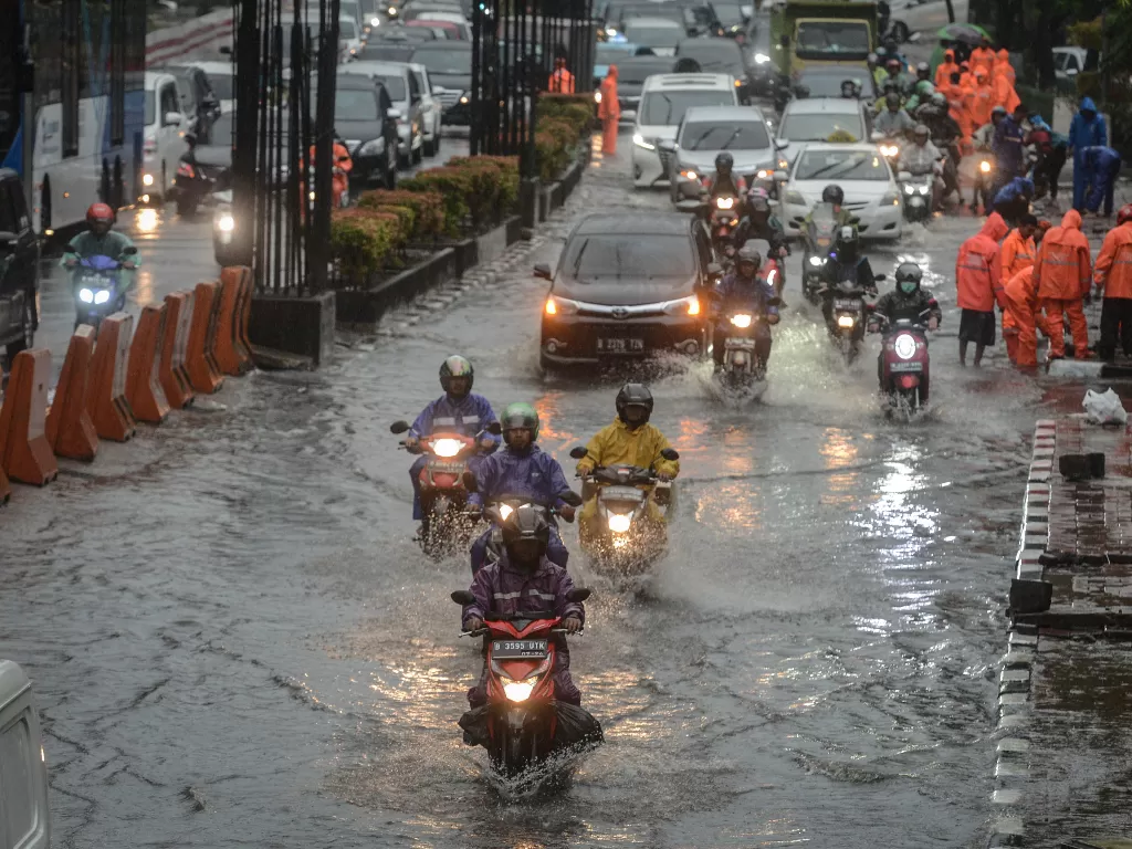 Kendaraan melintasi banjir di Jalan HR Rasuna Said, Kuningan, Jakarta Selatan, Selasa (17/12). (Antara/Jaya Kusuma)