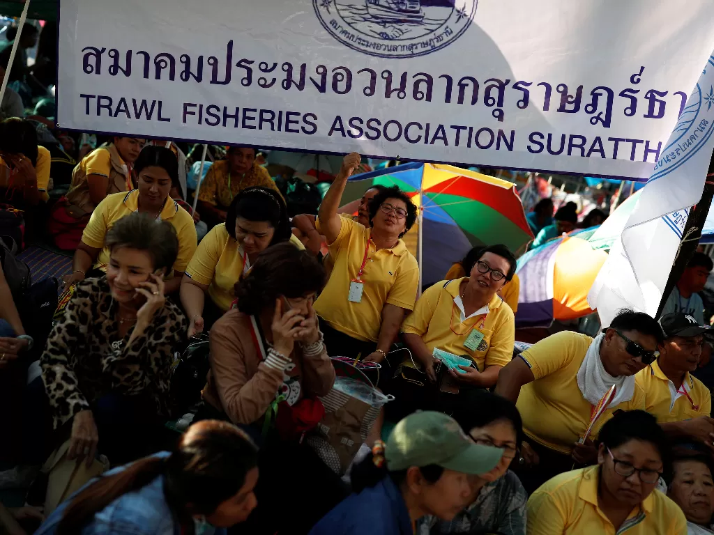  Sejumlah nelayan Thailand melakukan aksi di depan gedung Kementerian Pertanian, Bangkok, Thailand, Selasa (18/12). REUTERS/Soe Zeya Tun 