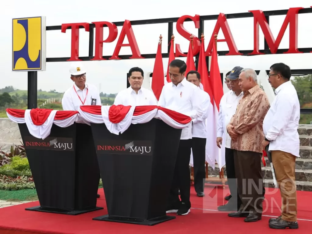 Presiden Jokowi (tengah) meresmikan TPA sampah Manggar dan Bendungan Teritip di Balikpapan. (Indozone/Sigit Nugroho)