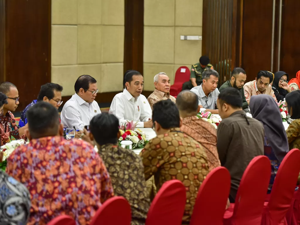 Presiden Joko Widodo saat bertemu dengan wartawan di Balikpapan, Kalimantan Timur, Rabu (18/12). (setkab.go.id)
