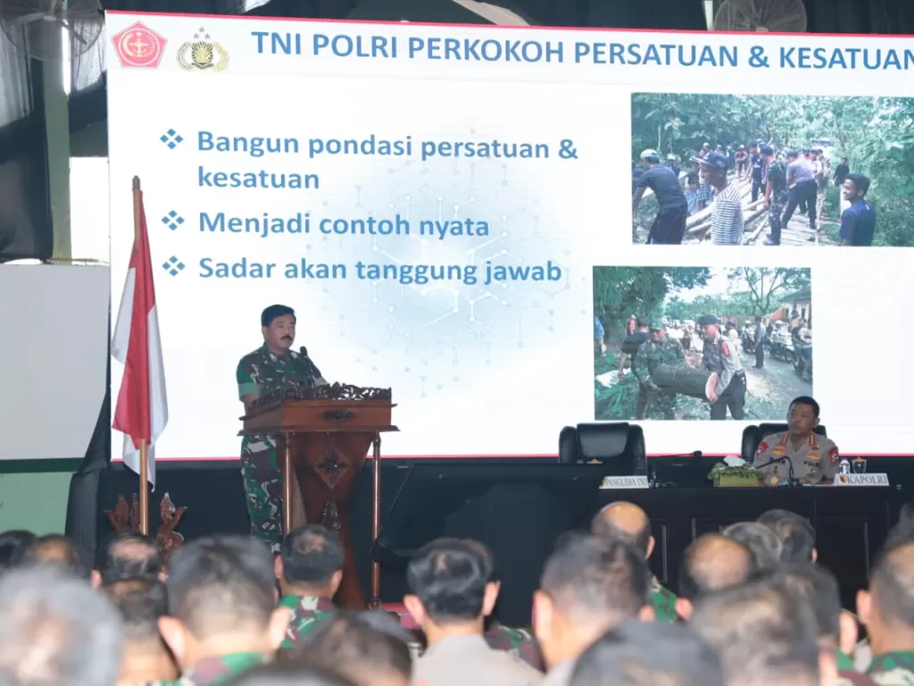 Panglima TNI saat memberikan pengarahan kepada jajaran TNI-Polri di Surabaya, Jawa Timur. (Puspen TNI)