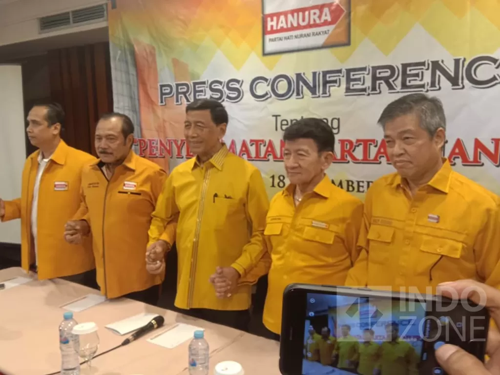 Wiranto (tengah) mengundurkan diri dari jabatannya sebagai Ketua Dewan Pembina Partai Hanura. (Indozone/Mula Akmal)