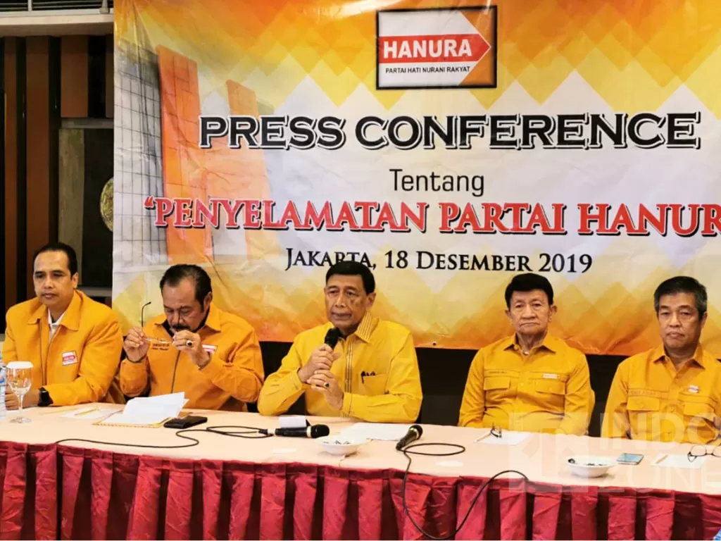 Wiranto (tengah) mengundurkan diri dari jabatannya sebagai Ketua Dewan Pembina Partai Hanura. (Indozone/Mula Akmal)