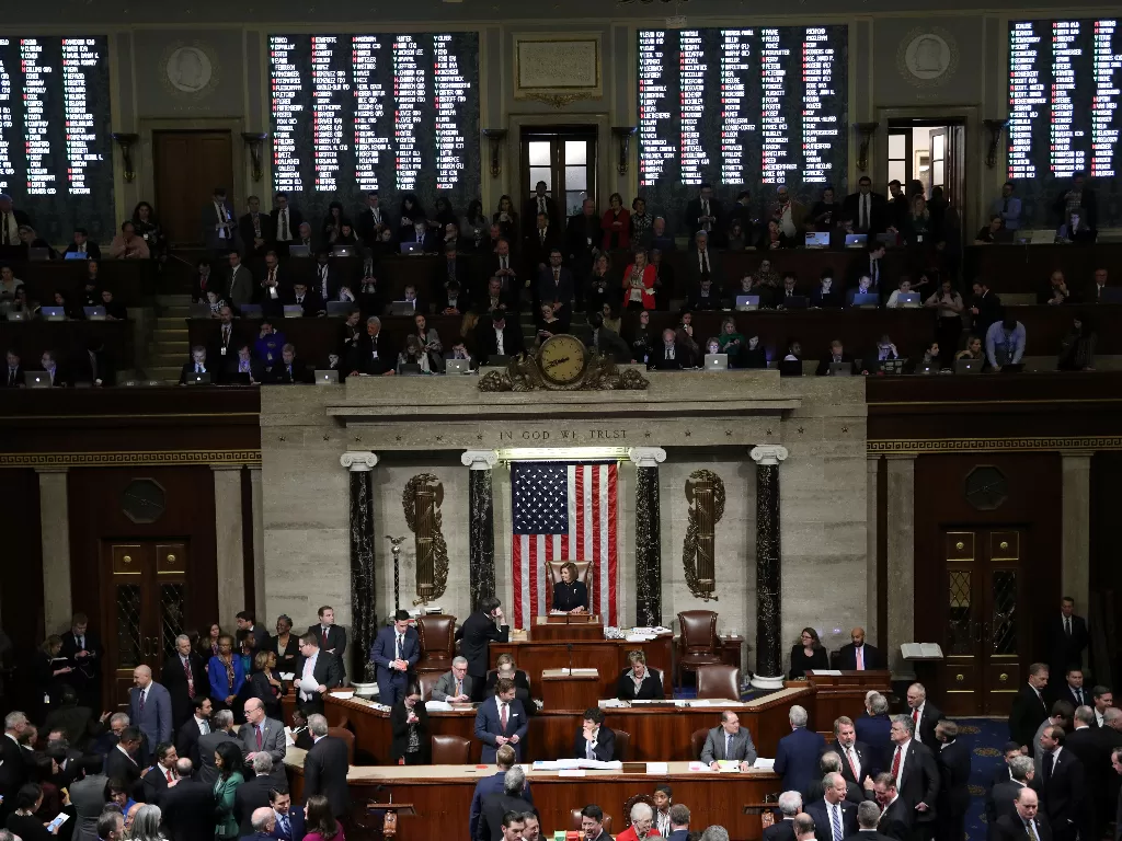 Suasana Gedung Capitol tempat Kongres Amerika Serikat menggelar voting pemakzulan Presiden Donald Trump, Rabu (18/12). (Reuters/Jonathan Ernst)