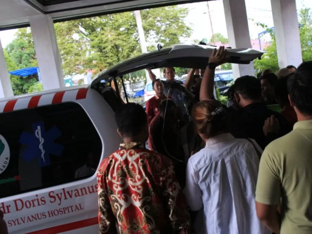 Suasana di RSUD dr Doris Sylvanus saat Adian Napitupulu dibawa ke Bandara Tjilik Riwut untuk diterbangkan ke Jakarta, Kamis (19/12). (Antara/Rendhik Andika)