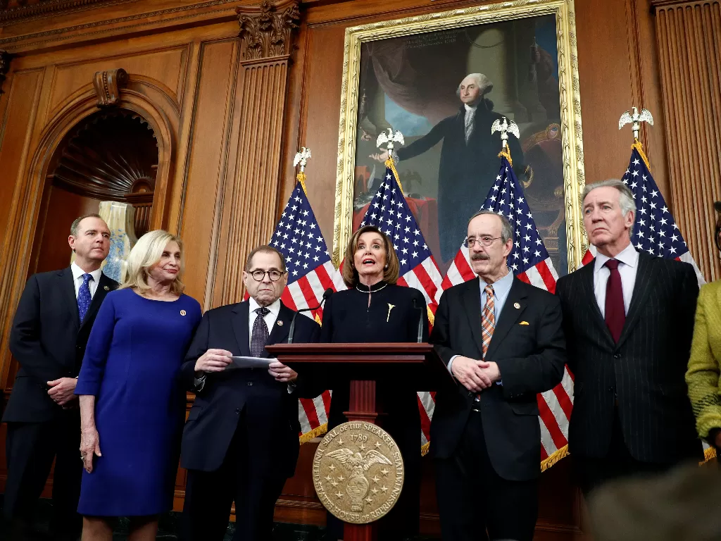  Ketua DPR AS Nancy Pelosi (tengah) berbicara kepada awak pers, di gedung DPR AS, Capitol Hill, di Washington, Rabu (18/12/2019).REUTERS/Tom Brenner