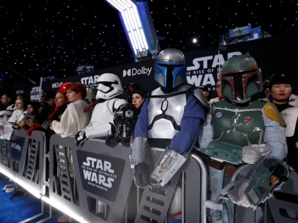 Para penggemar Star Wars menunggu para selebriti sesaat menjelang pemutaran perdana Star Wars: The Rise of Skywalker (Reuters: Mario Anzuoni)