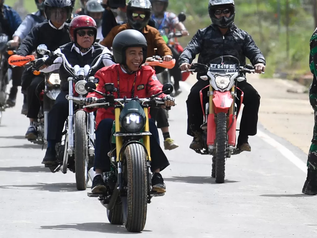 Presiden Joko Widodo melintasi jalan Trans Kalimantan d Krayan, Kabupaten Nunukan, Kalimantan Utara, Kamis (19/12). (Antara/Puspa Perwitasari)