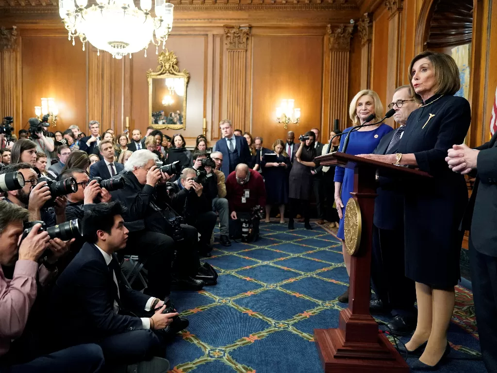 Ketua Kongres Amerika Serikat Nancy Pelosi saat memberikan keterangan kepada wartawan usai voting di Gedung Capitol. (Reuters/Joshua Roberts)