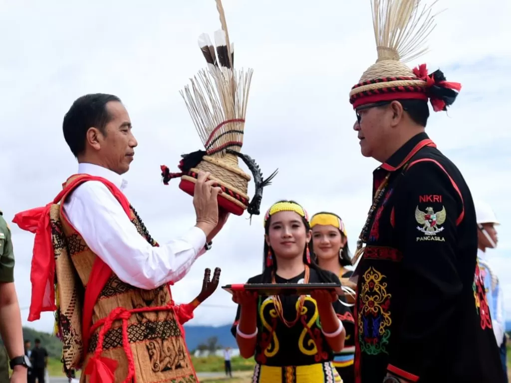  Presiden Joko Widodo dianugerahi gelar adat Dayak Lundayeh saat kunjungan kerja di Kabupaten Nunukan, Kalimantan Utara, Kamis (19/12). BPMI Setpres/Muchlis Jr