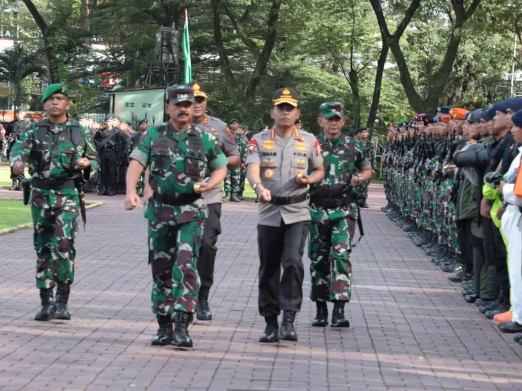 Panglima TNI bersama Kapolri saat menginspeksi pasukan. (Puspen TNI)