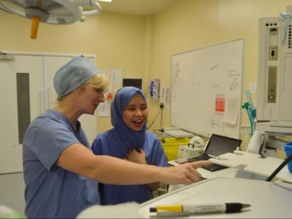 Farah, dokter yang memakai hijab steril di ruang operasi (BBC/World of Buzz)