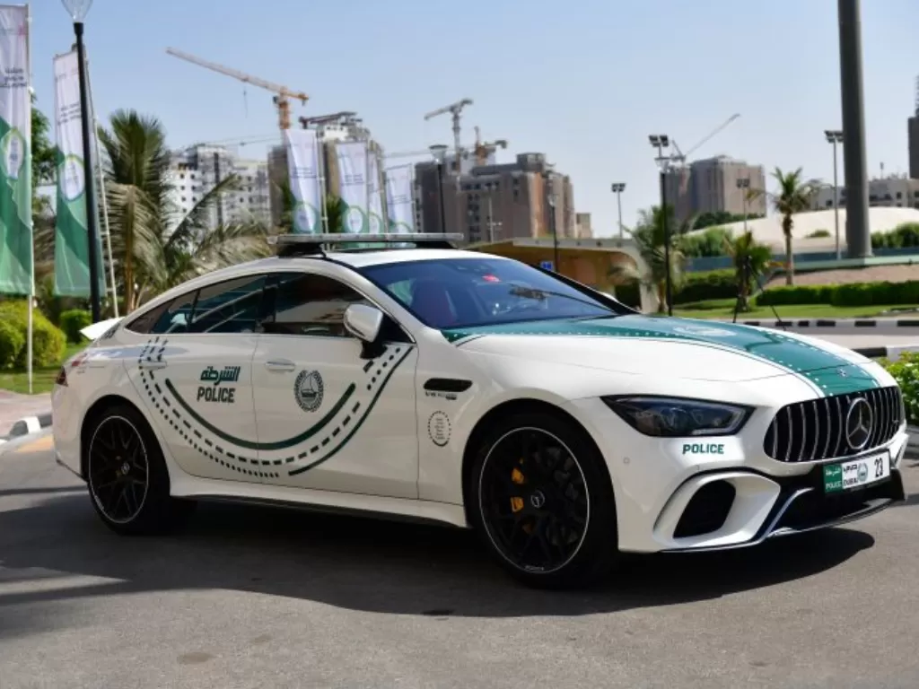 Mercedes-AMG GT 63 S dengan warna kebesaran kepolisian Dubai (Dok.Carscoops)