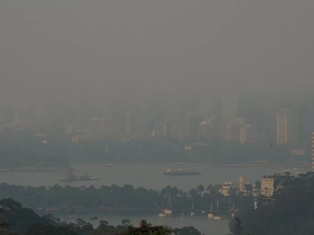 Kabut asap dari kebakaran hutan menutupi pelabuhan Sydney, Australia, 19 Desember 2019. REUTERS/Stephen Coates