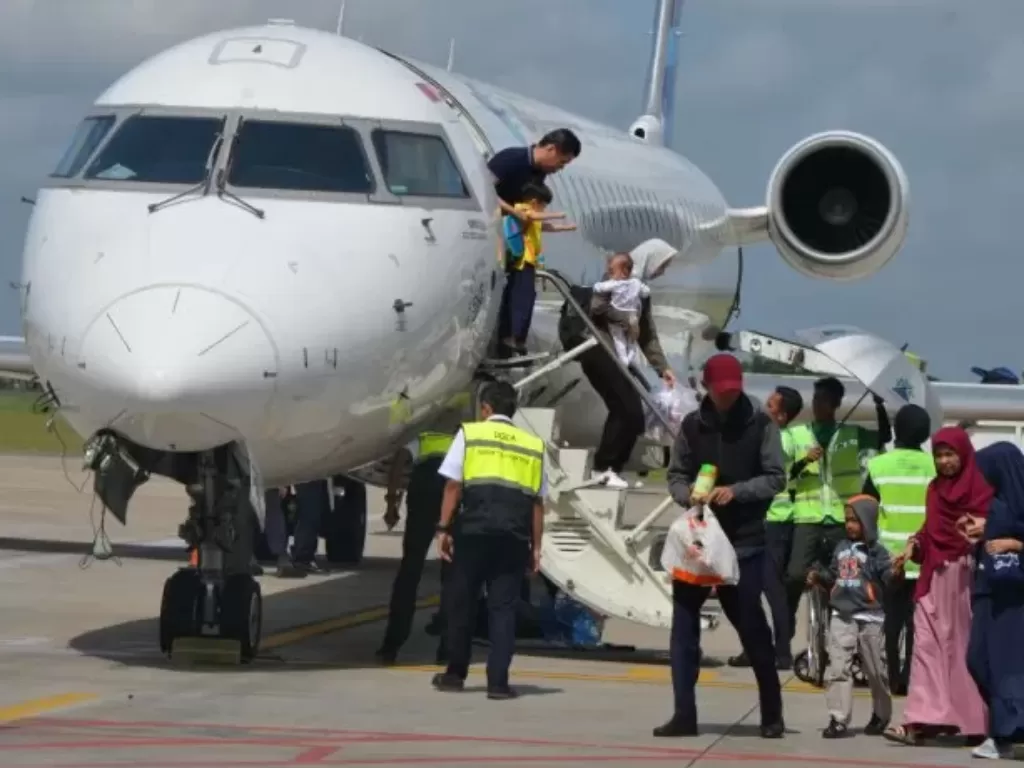Petugas BNN Jambi saat melakukan tes urine para awak penerbangan yang ada di Jambi. (Antarajambi/Nanang Mairiadi)