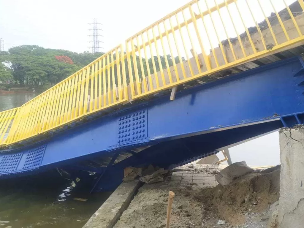 Robohnya jembatan lengkung di area Utan Kemayoran kemarin (22/12) (Istimewa)