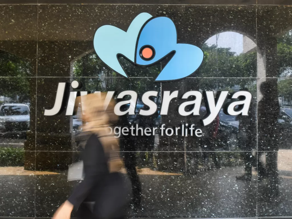 Warga melintas di depan kantor Asuransi Jiwasraya di Jalan Juanda, Jakarta, Rabu (11/12/2019). (ANTARA FOTO/Galih Pradipta/wsj).