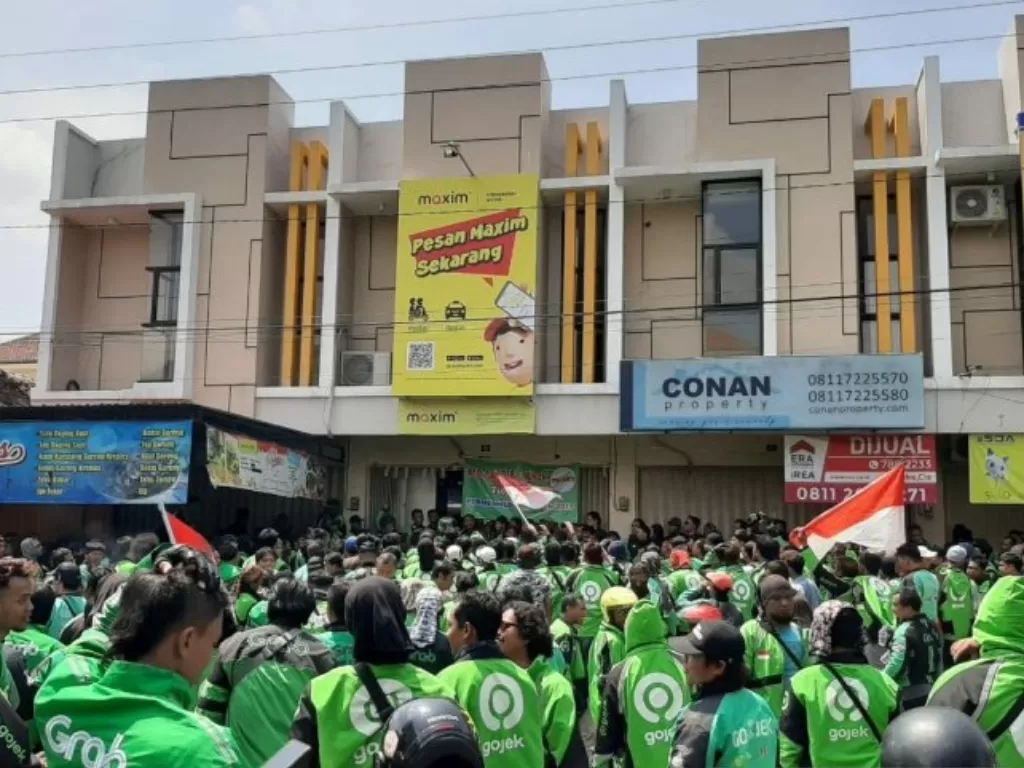 Pengemudi ojek online menggeruduk kantor perwakilan Maxim di Surakarta, Jawa Tengah. (Antara/Aris Wasita)