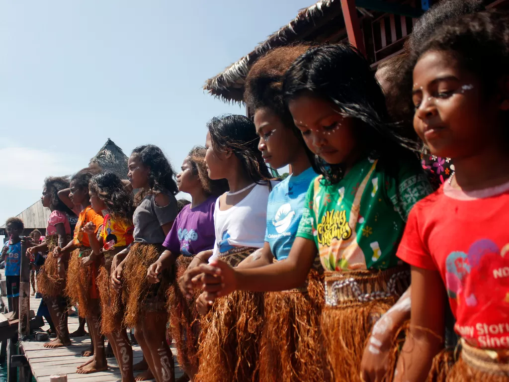 Ilustrasi. Anak-anak Raja Ampat menari di Sanggar Tari Mambefor di Kampung Sawinggrai, Kabupaten Raja Ampat, Papua Barat, Jumat (22/11/2019). photo/ANTARA FOTO/Olha Mulalinda