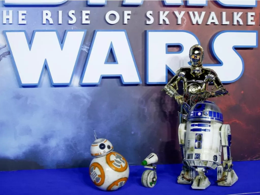 Star Wars robot R2-D2, BB8, droid C3PO dan D-O dalam premier film ini di London, Inggris, Rabu (18/12). (Reuters/Henry Nicholls)