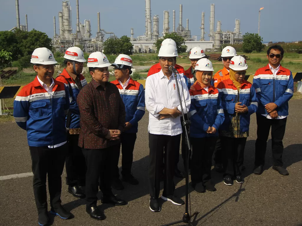 Presiden Joko Widodo bersama jajaran direksi dan komisaris PT Pertaminadi Tuban, Jawa Timur, Sabtu (21/12/2019).(ANTARA FOTO/Moch Asim/nz).