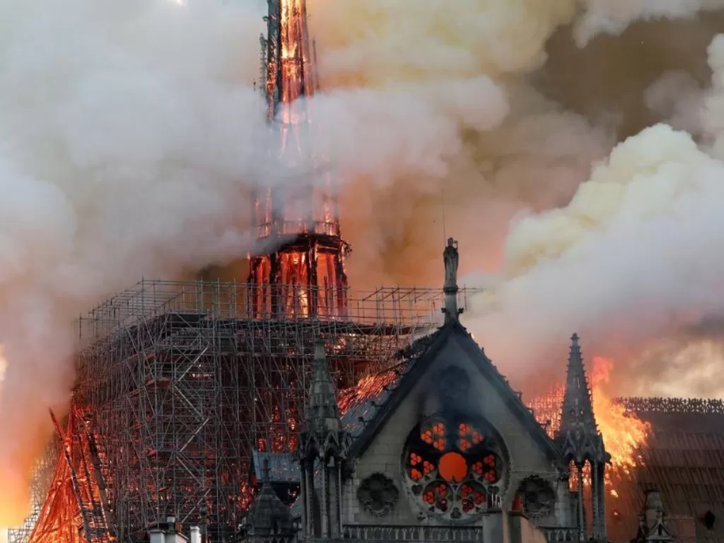 Kebakaran di Katedral Notre Dame April lalu. (REUTERS/Benoit Tessier)