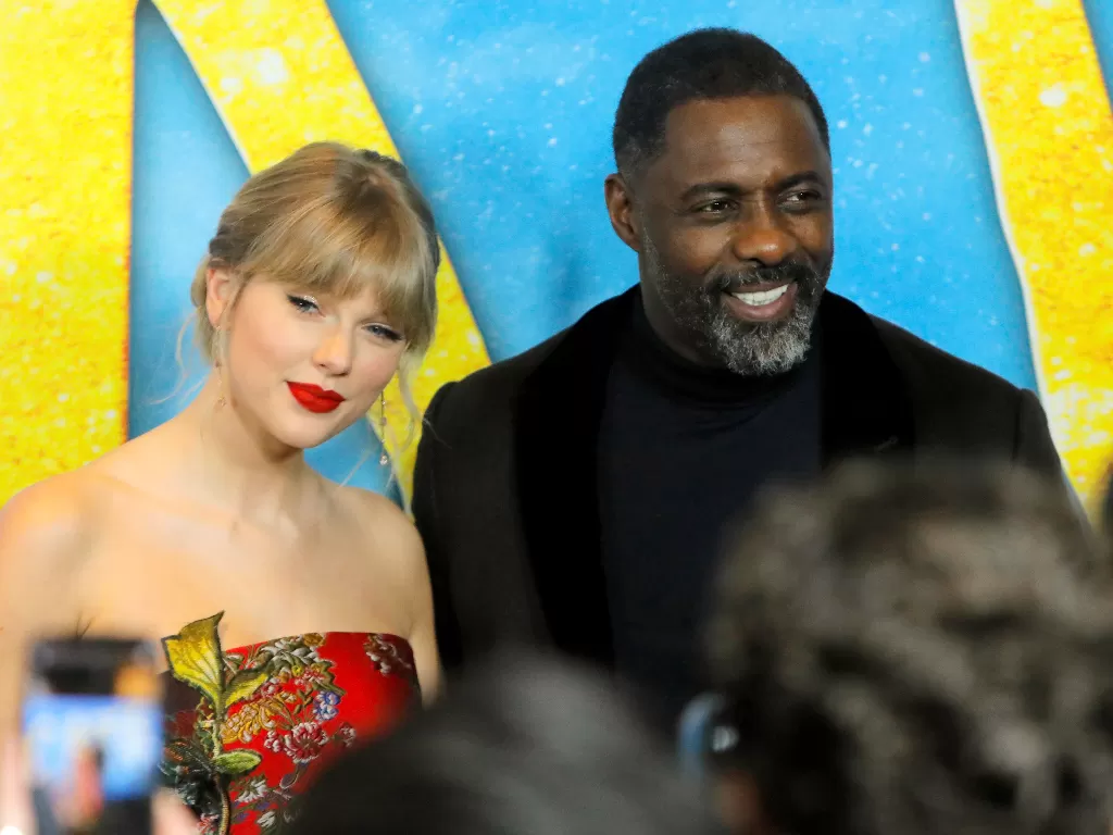 Taylor Swift dan Idris Elba menghadiri pemutaran perdana film Cats di Manhattan, New York, Senin (16/12/2019). photo/REUTERS/Andrew Kelly