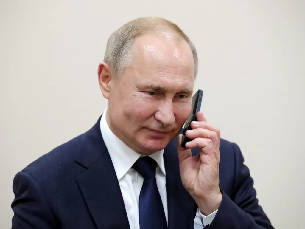 Presiden Rusia Vladimir Putin saat berbicara menggunakan telepon genggang di Republik Adygea, Rusia (23/12). photo/REUTERS/Sputnik
