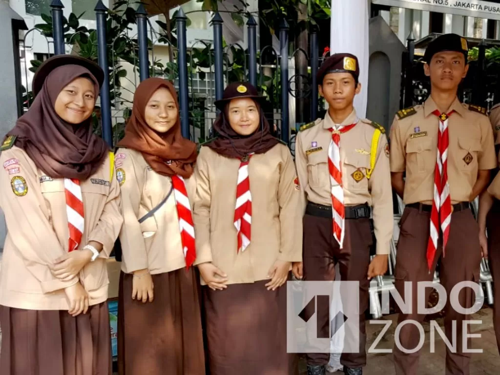 Anggota Pramuka Saka Wira Kartika Jakarta Pusat ikut mengamankan misa malam Natal di Gereja Katedral Jakarta Pusat. (Indozone/Sigit Nugroho)