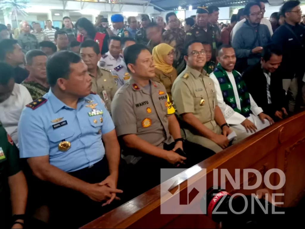 Gubernur DKI Jakarta Anies Baswedan (ketiga dari kiri) diterima dengan tangan terbuka oleh pengurus Gereja St. Kristoforus, Jakarta Barat (Indozone/Mula Akmal)