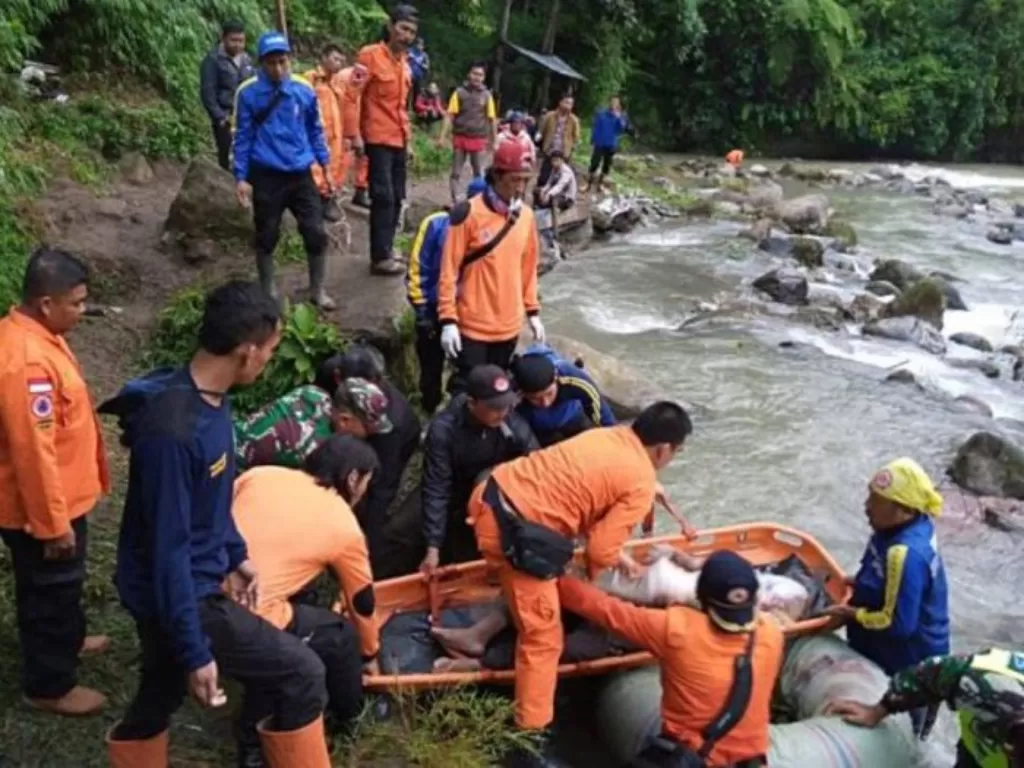 Proses evakuasi korban kecelakaan Bus Sriwijaya di Pagaralam, Selasa (24/12). (Antara)