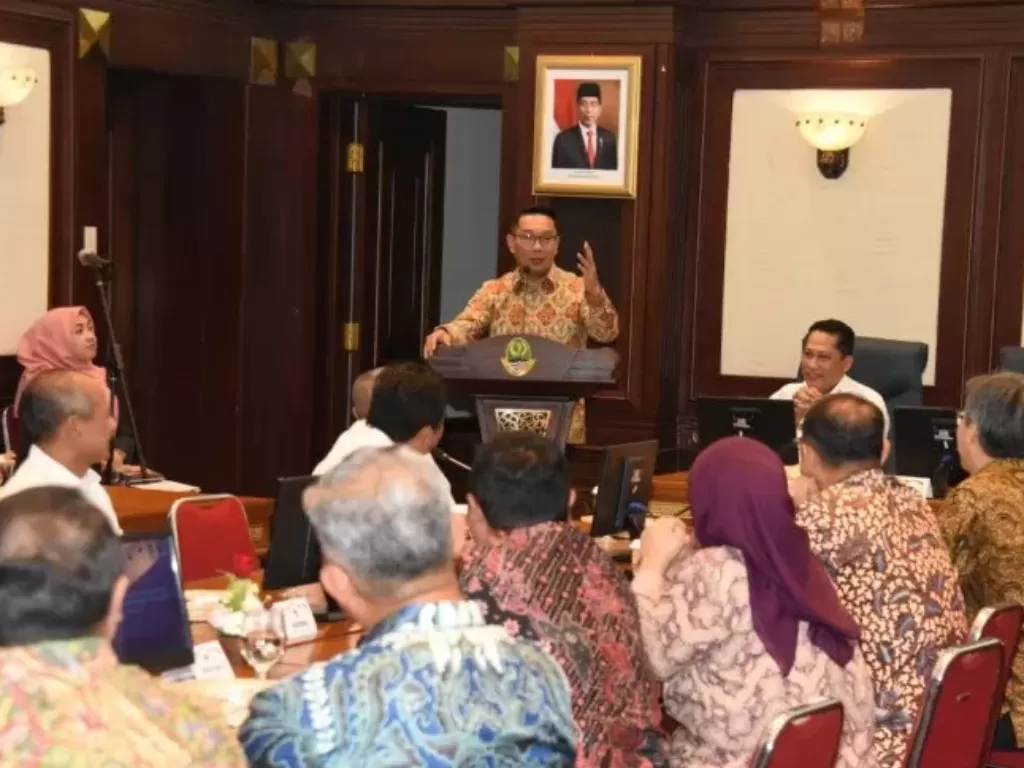 Ridwan Kamil memberikan sambutan acara penandatanganan MoU antara Bank BJB dan Perum Bulog, di Ruang Rapat Papandayan Gedung Sate, Kota Bandung, Senin (23/12/2019). photo/dok.Humas Pemprov Jabar)