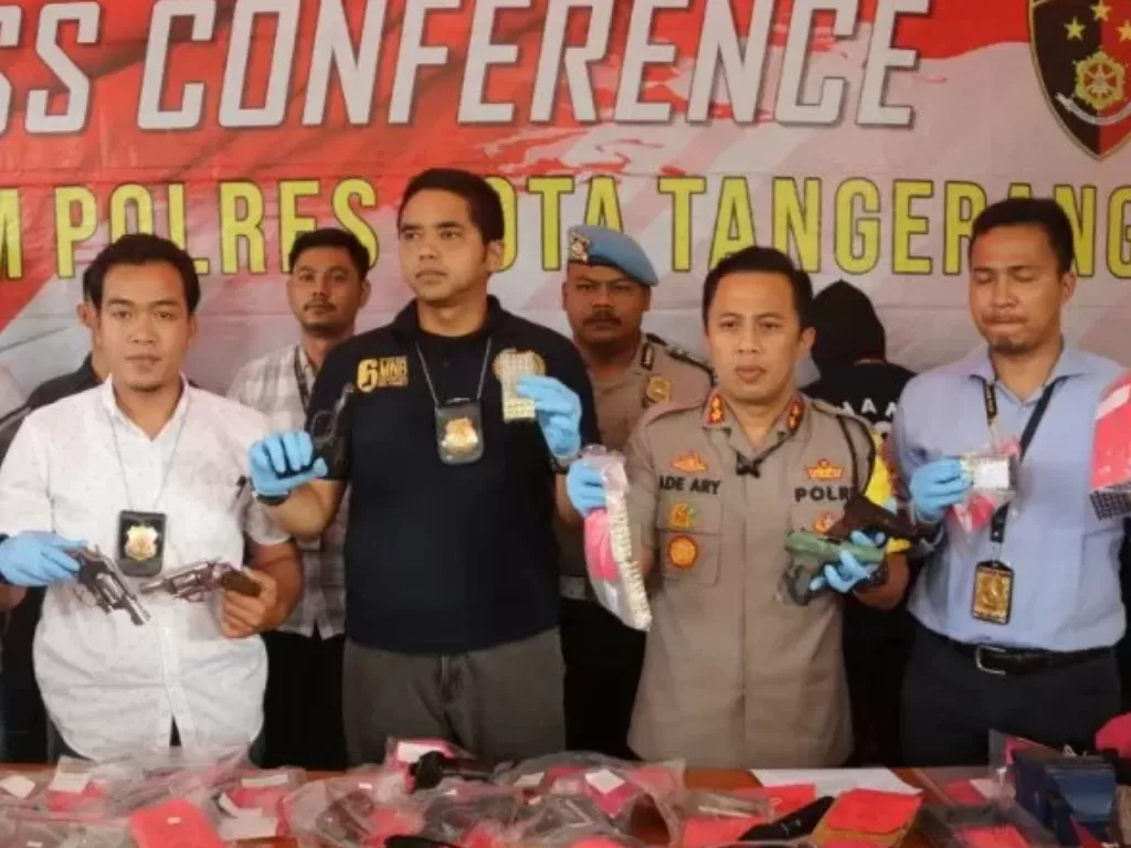 Kapolresta Tangerang, Banten, AKBP Ade Ary Syam Indradi memberikan keterangan terkait pelaku jual beli senjata api ilegal. (photo/Antara/Adityawarman)