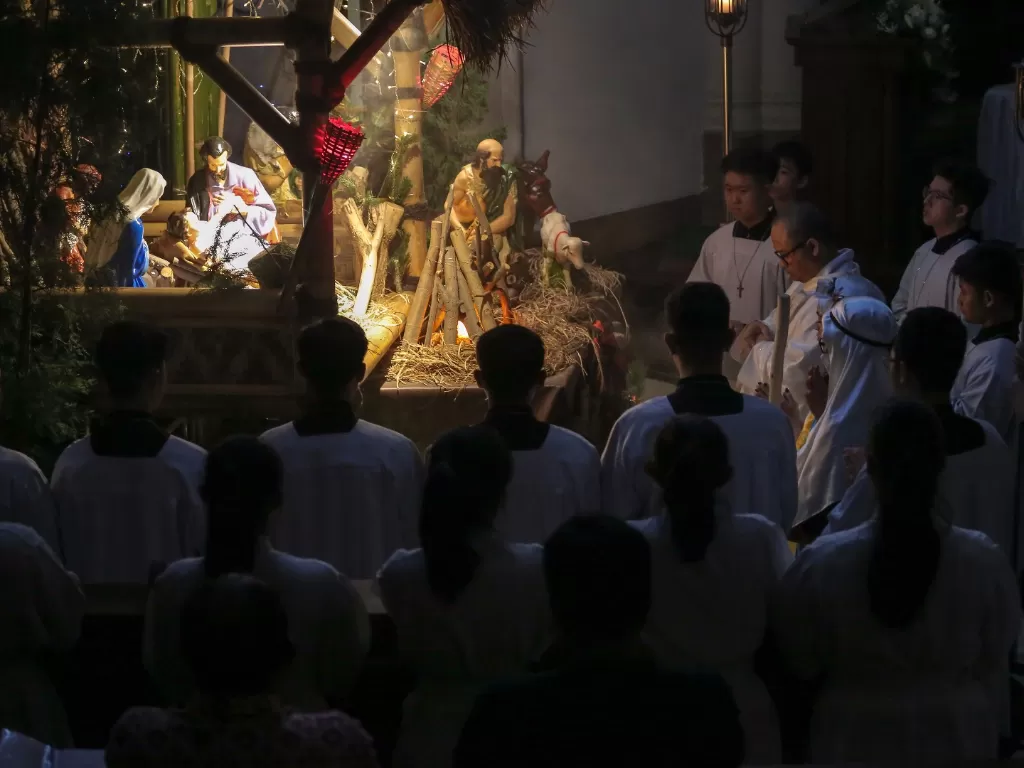  Umat Kristiani mengikuti ibadah misa malam Natal di Gereja Katolik Santo Laurensius di Serpong, Tangerang Selatan, Banten, Selasa (24/12/2019). ANTARA FOTO/Fauzan